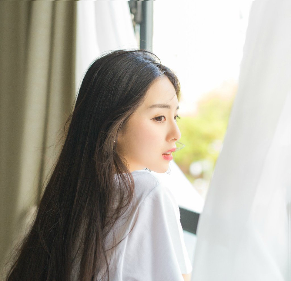即便是如此，但从整军到出征依旧花了半天的时间，蜀军成平已久，自然无法做到与关中军这般训练有素，行动如风，这些蜀军在没有战事的时候，更多的是在务农，每年能够训练两三个月已经不错了，而关中军却是职业化军队，一年四季不是训练，就是轮番外出执行任务，无论实战还是军事素养，比之蜀军强出都不止一倍。